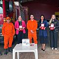 Representantes do Sicredi na entrega do equipamento aos Bombeiros