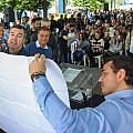 Prefeito com governador durante o evento na praça central