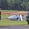 Helicóptero caído em área de grama no Aeroporto Santa Maria (Foto: Paulo Francis)